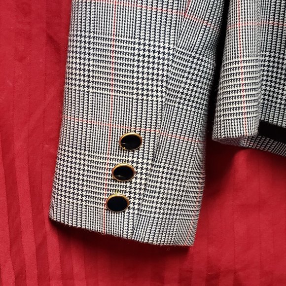 Size 2 Plaid pattern Business Suit Jacket with complimentary matching skirt. - Picture 4 of 10